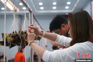 超级杯官方训练前，海港队、申花队主教练一起与冠军奖杯合影